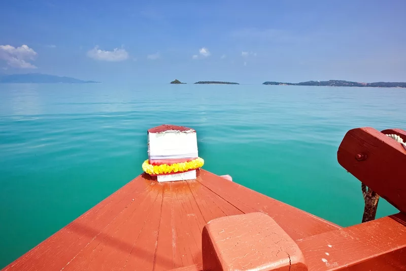bow of the red baron sailing junk heading to ang thong national marine park