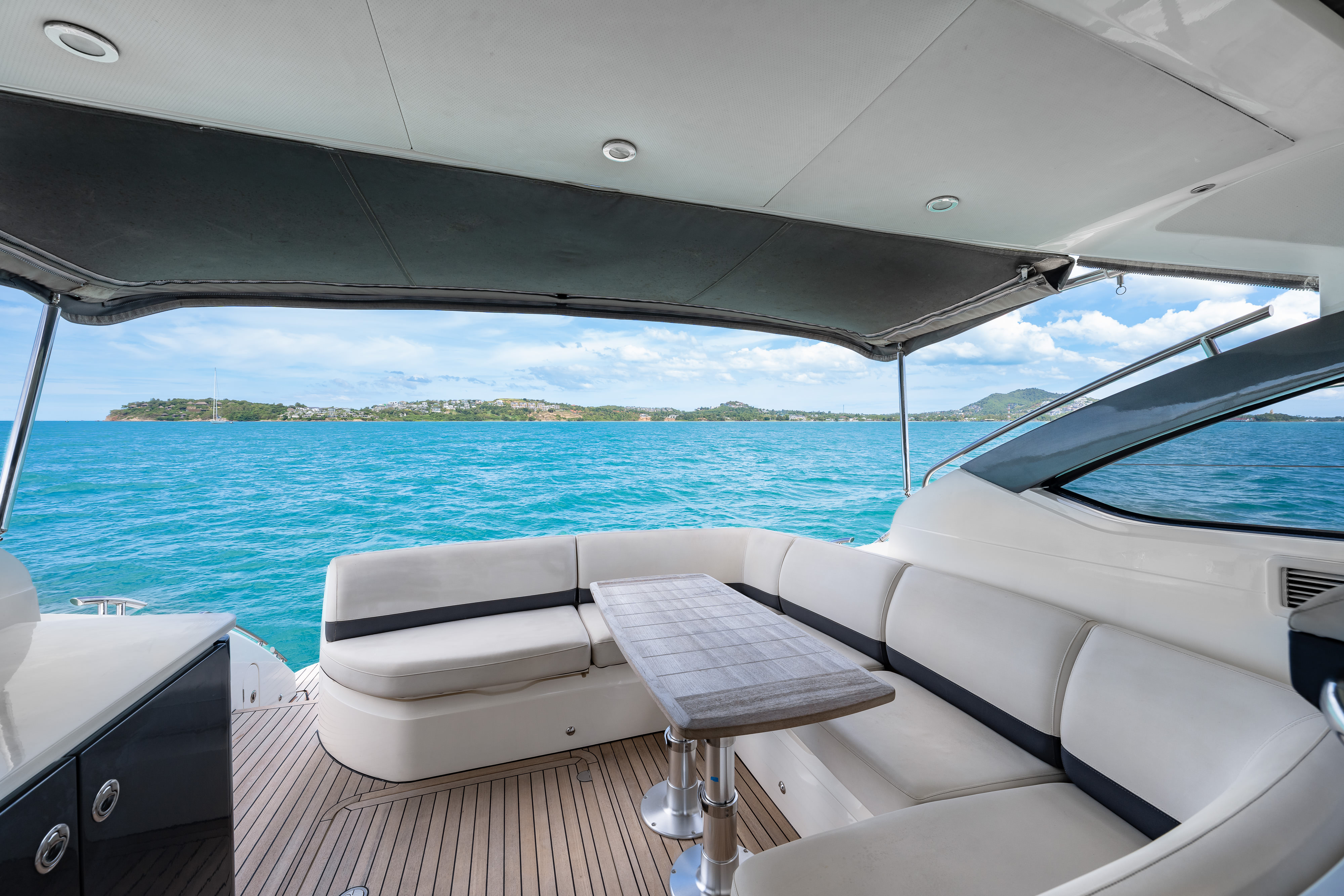 Princess v39 upperdeck table